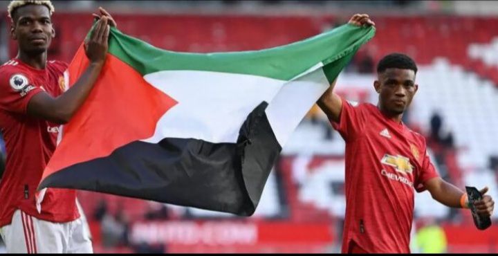 Paul Pogba kibarkan bendera Palestina bersama Amad Diallo usai laga MU vs Fulham di Old Trafford, Rabu (19/5/2021) dinihari