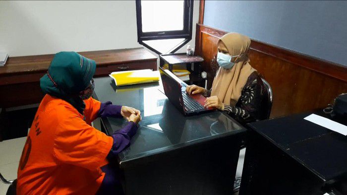 Tersangka mafia surat tanah masih harus merasakan dinginnya tidur di balik jeruji besi Mapolda Jambi karena kasusnya masih belum dilimpahkan.