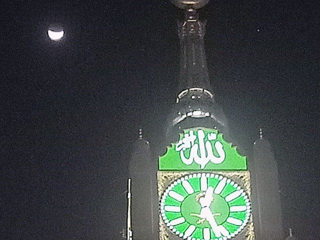 Ilustrasi: Gerhana bulan yang berlangsung di langit Masjidilharam, Makkah. 