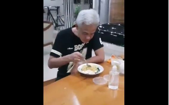 Video Ganjar Pranowo makan mie instan