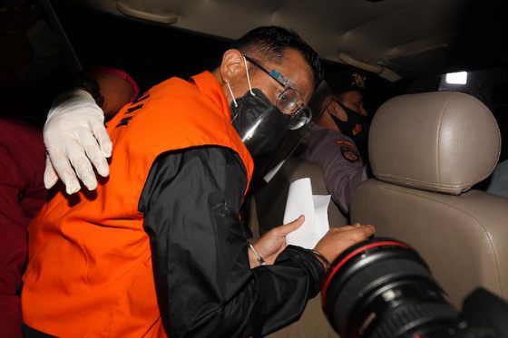 Mantan Menteri Sosial Juliari Batubara memasuki mobil tahan usai menjalani pemeriksaan intensif di gedung Komisi Pemberantasan Korupsi (KPK), Jakarta, Minggu (6/12/2020).