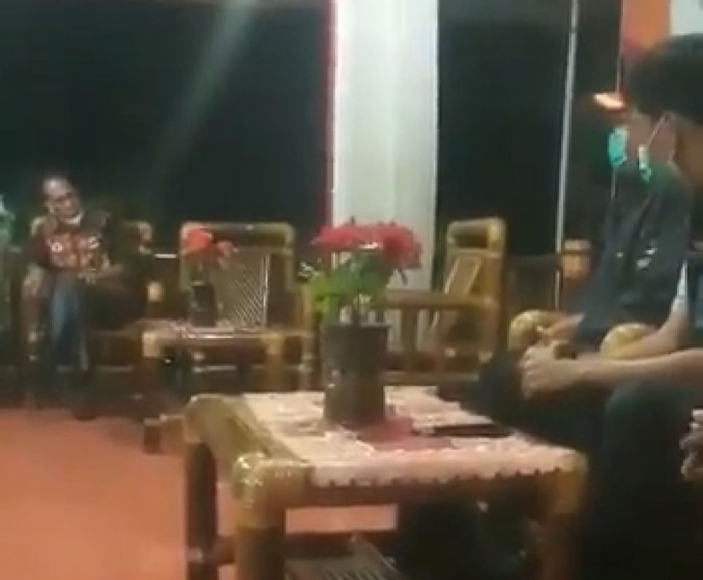 Tangkapan layar video Bupati Alor, Nusa Tenggara Timur (NTT), Amon Djobo marah staf Kemensos. 