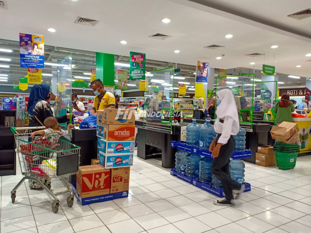 Warga membeli kebutuhan pokok di gerai swalayan Giant di Sawangan, Jawa Barat, Sabtu (29/05). PT Hero Supermarket Tbk akan menutup seluruh gerai Giant di Indonesia pada akhir Juli mendatang akibat perilaku konsumen yang beralih dari ritel berkonsep hypermarket dan fokus ke sektor peralatan rumah tangga, kesahatan dan kecantikan. 