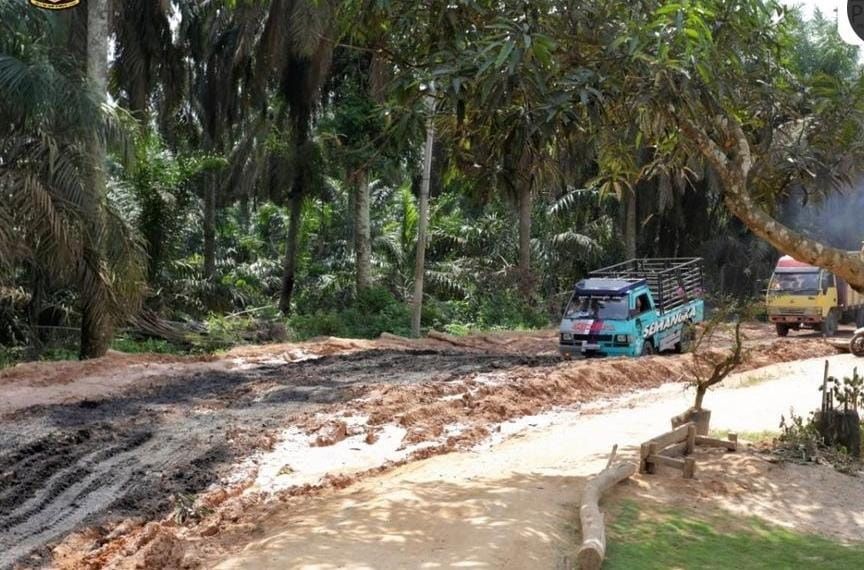 Kondisi ruas jalan Provinsi Jambi, di Kecamatan Sungai Bahar, Unit 1. Jalan tersebut akan dilakukan pengerasan olah Dinas PUPR Provinsi Jambi agar bisa dilewati kendaraan.