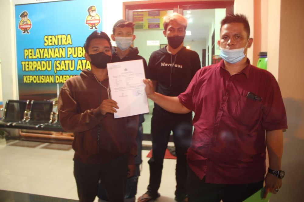 Didampingi kuasa hukumnya, korban penganiayaan oleh oknum Satpol PP membuat laporan ke Mapolda Jambi.