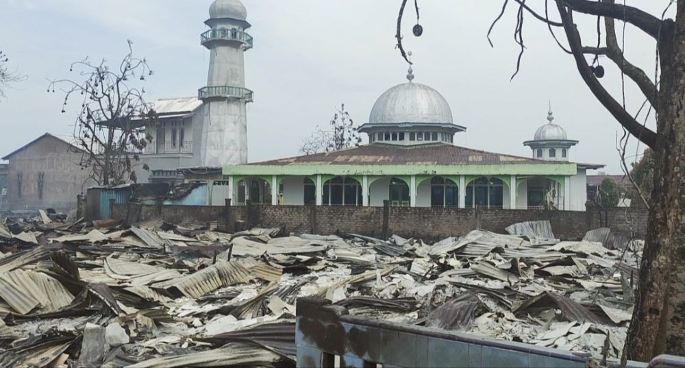 Kebakaran hebat yang terjadi di Kampung Lama Desa Mendahara Tengah baru-baru ini. Untuk memastikan penyebab kebakaran Tim Inafis Polres Tanjabtim telah melakukan penyelidikan, diduga api berasal dari hubungan arus pendek listrik.