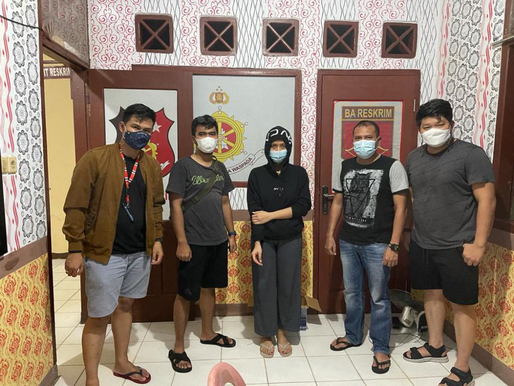 Devi Sihotang, tersangka utama arisan online Untung Amanah Real yang telah diamankan Ditreskrimsus Polda Jambi baru-baru ini. Kini satu tersangka baru bernama Dini telah ditetapkan oleh polisi danakan segera dipanggil.