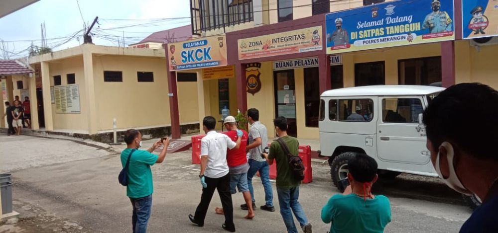 Pelaku penusukan yang menyebabkan warga Sumsel tewas bersimbah darah menyerahkan diri, diantar oleh keluarganya

