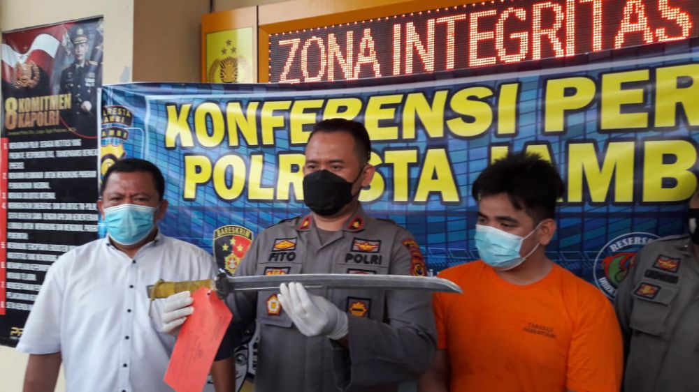 Kapolsek Kota Baru menunjukan senjata tajam jenis pedang yang diamankan dari tersangka yang sedang mabuk.