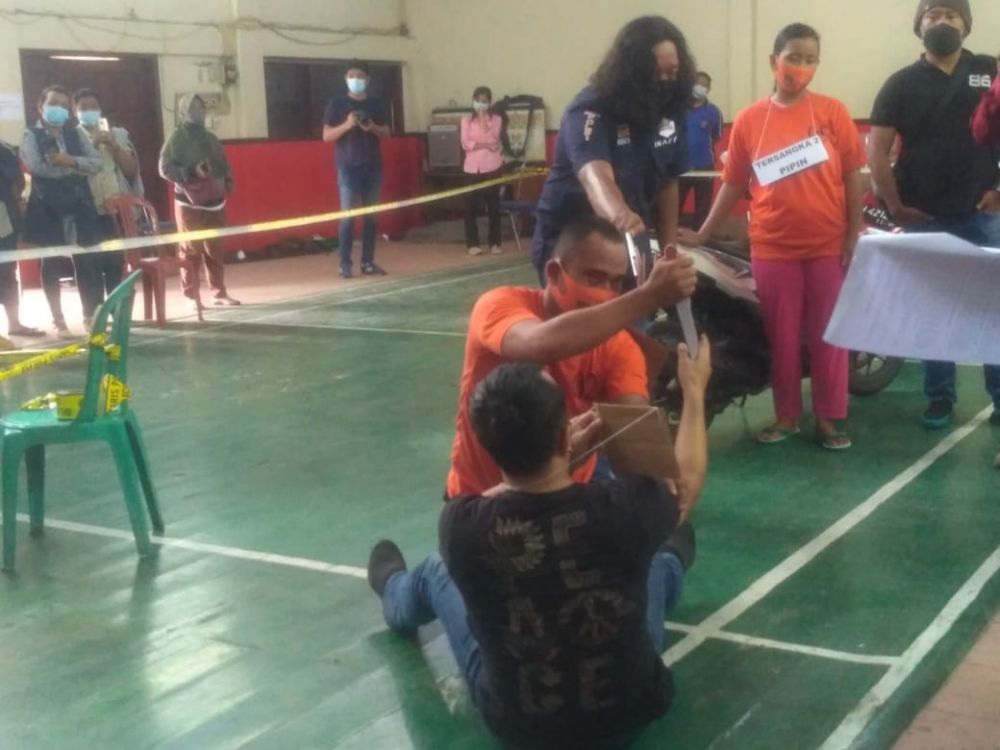 Pada adegan adegan ke 20 sampai dengan 22 terlihat jelas tersangka melakukan aksinya menusuk korban dengan pisau hingga bersimbah darah