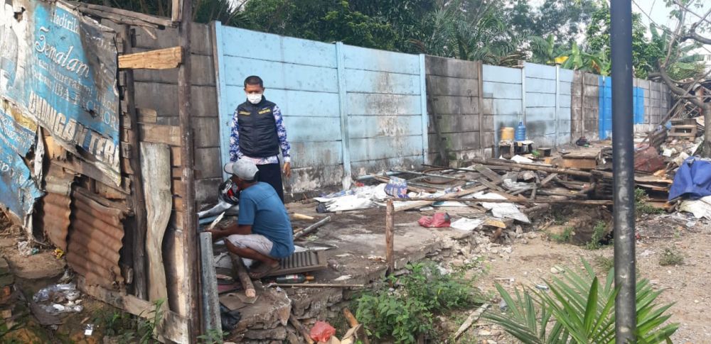 Terlihat lapak PKL di Simpang Rimbo sudah dibongkar pedagang sebelum dibongkar paksa oleh petugas.