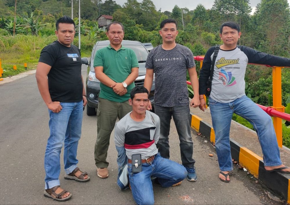 Pencuri yang melarikan diri ke Solok Selatan, Sumatera Barat berhasil ditangkap oleh Anggota Polsek Gunung Kerinci berikut barangbuktinya.
