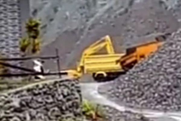 KEMBALI BEROPERASI: Galian C illegal yang beberapa waktu lalu di police line, kini sudah dibuka dan aktivitas pertambangan kembali beroperasi.