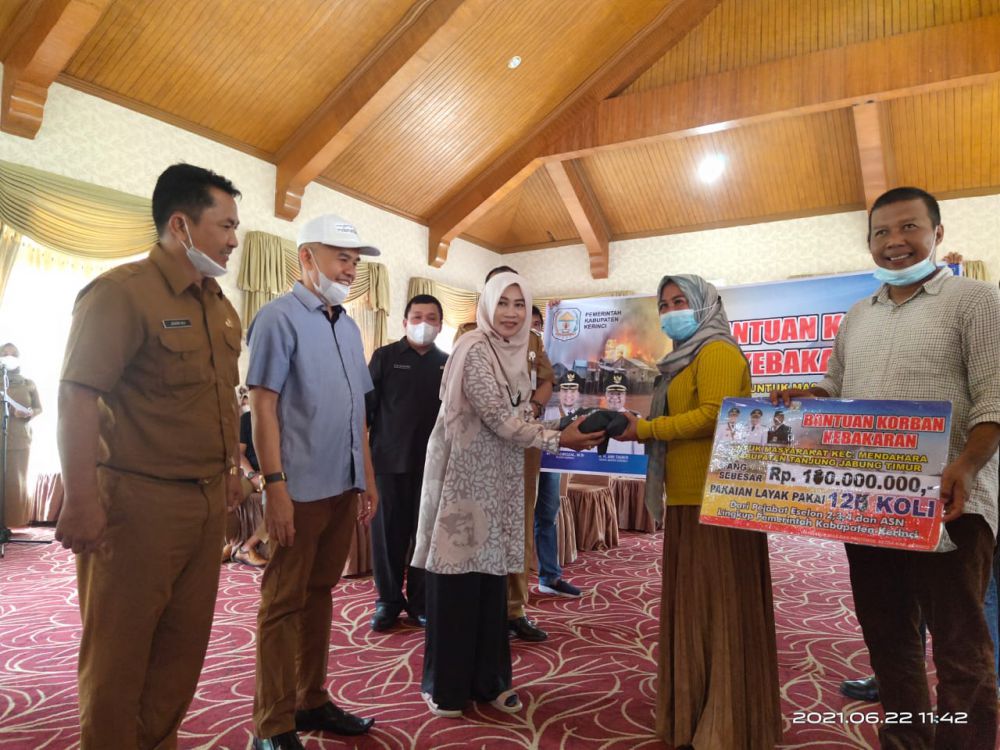 Bupati Kerinci Adirozal Serahkan Bantuan Korban Kebakaran di Tanjabtim.