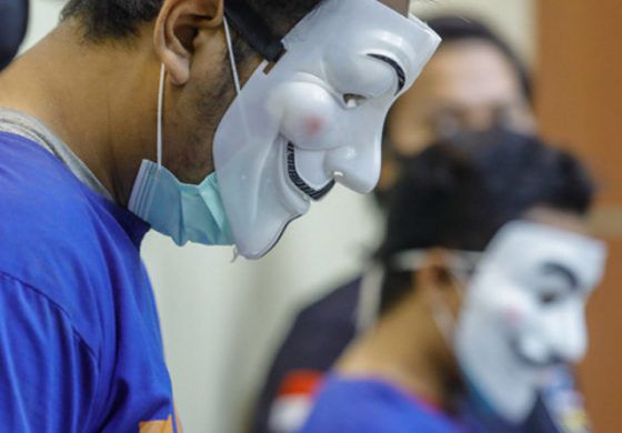 Tersangka Bagus (kiri) dan Wardi di Mapolda Jatim. 