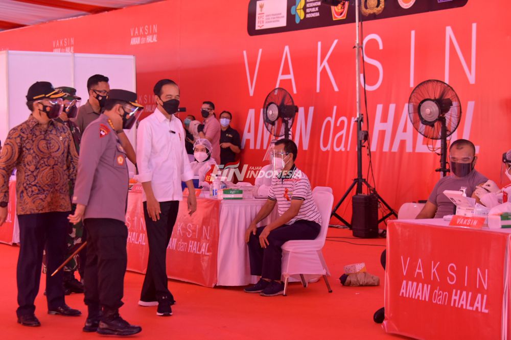 Presiden Joko Widodo (Jokowi) dengan menggunakan kemeja putih meninjau kegiatan vaksinasi Covid-19 untuk masyarakat di Lapangan Bhayangkara, Jakarta, Sabtu (26/6). 
