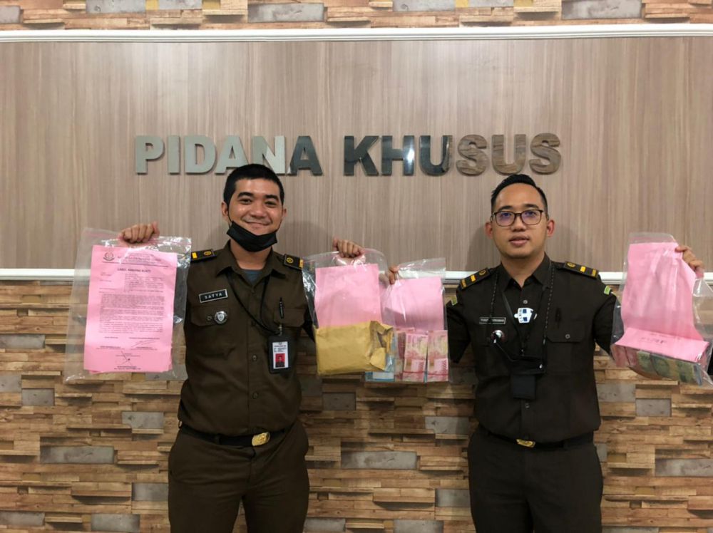 Barang bukti yang berhasil disita penyidik berupa uang pemotongan pajak yang tersangka lakukan dari tahun 2017 hinga 2019 dilingkungan BPPRD Kota Jambi.