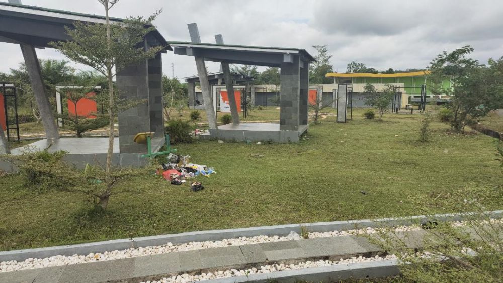Sejumlah fasilitas bermain anak-anak dan fasilitas Olahraga yang ada di Gelanggang Olah Raga (GOR) Kabupaten Tebo yang kondisinya rusak dan tidak terawat.