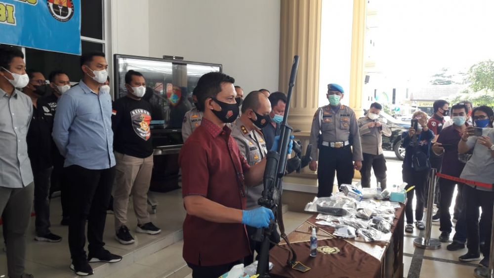 Barang bukti yang berhasil diamankan petugas berupa 7 pucuk pistol rakitan dan senapang angin laras panjang yang telah dimodifikasi, sedangkan tersangka tewas ditembak.