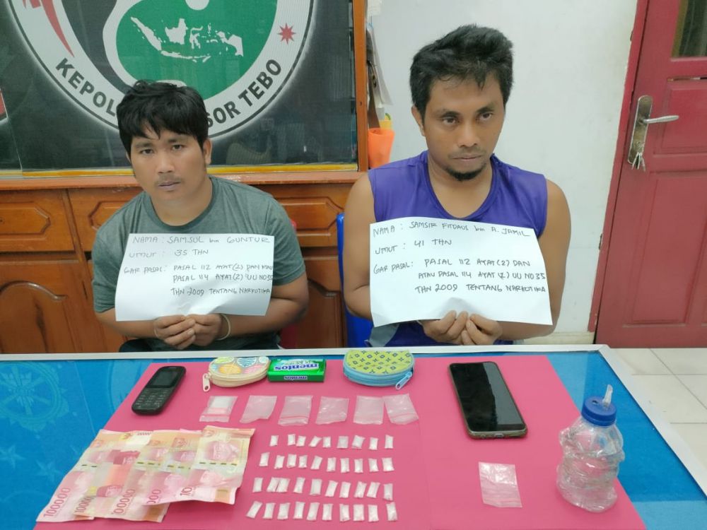 Pelaku penyalahguna narkoba jenis sabu yang diamankan oleh Satres Narkoba Polres Tebo berikut barang buktinya, salah satunya merupakan resedivis dalam kasus yang sama.