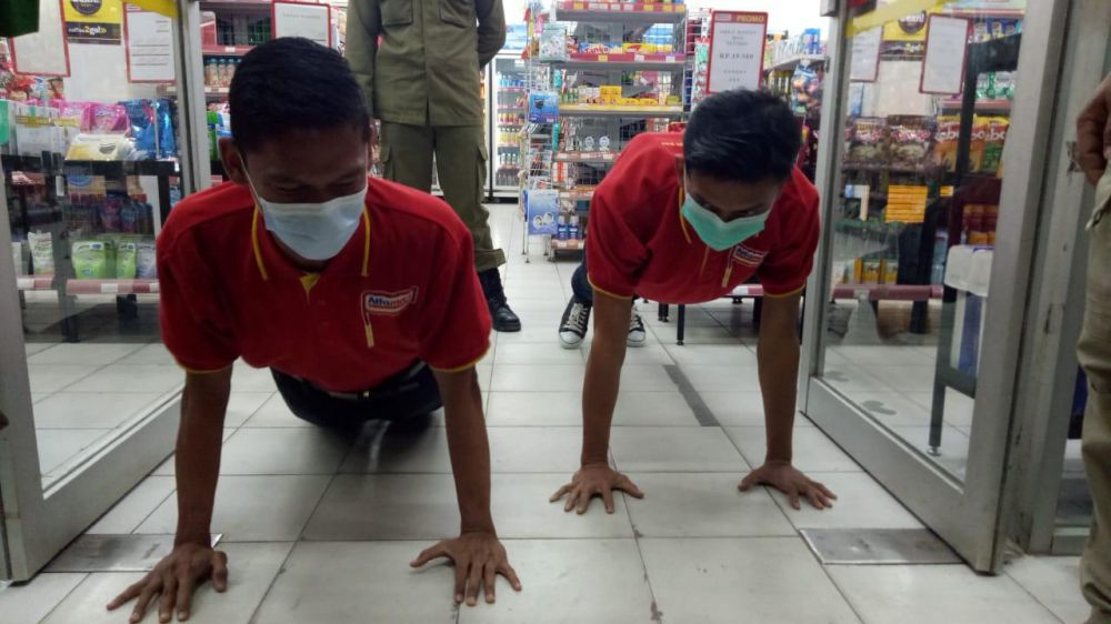 Sejumlah pelanggar Protkes diberi sanksi ringan oleh petugas Tim Gabungan Satgas Covid-19 Sarolangun.