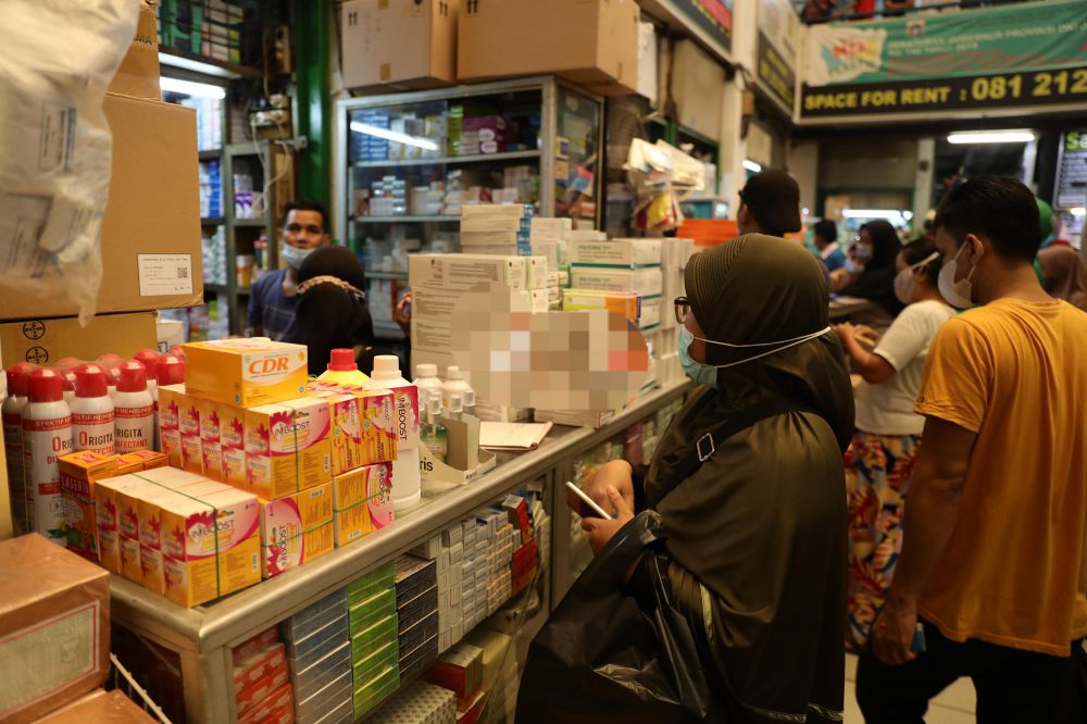 Pedagang melayani pengunjung yang membeli obat dan alat kesehatan di Pasar Pramuka, Jakarta, Kamis (1/7). Tingginya kasus positif Covid-19 di Jakarta membuat penjualan alat kesehatan, obat, dan vitamin di Pasar Pramuka meningkat hingga 100 persen. 