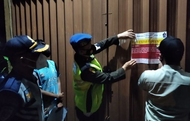 DISEGEL: Sejumlah tempat usaha di Kota Jambi terpaksa ditutup sementara dan disanksi pada Sabtu (10/7), karena melanggar aturan PPKM Mikro.

