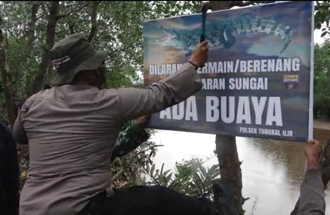 IMBAUAN: Mengantisipasi terjadinya hal-hal yang tak diinginkan memyusul munculnya buaya liar, maka Polsek Tungkal Ilir menghimbau warga Sungai Saren, Bram Itam, Kabupaten Tanjabbar untuk tidak mandi di bantaran Sungai Bram Itam.