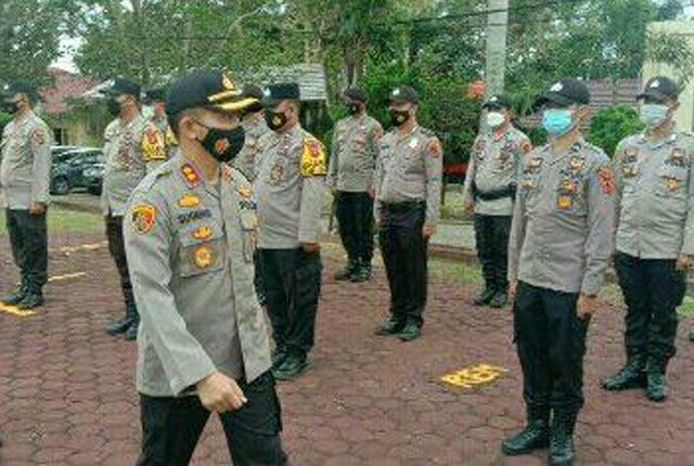APEL: Kapolres Sarolangun, AKBP Sugeng Wahyudiono memimpin apel gelar pasukan pengamanan Pilkades di Mapolres.