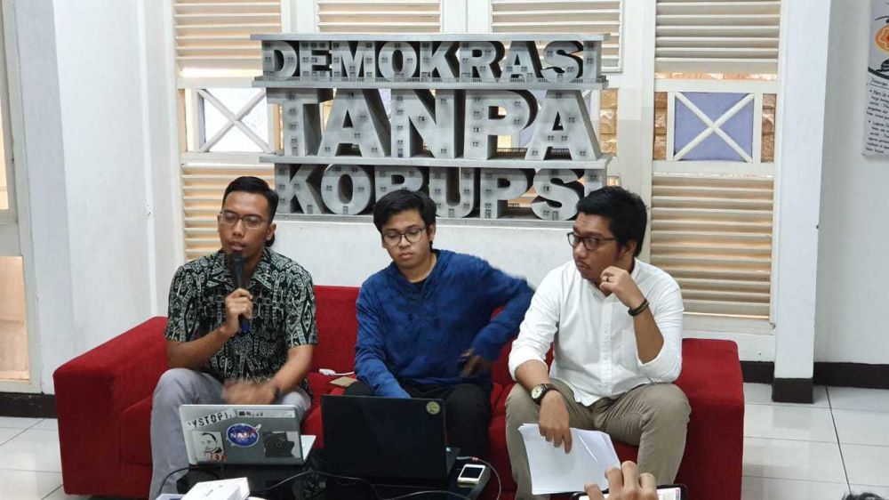 Peneliti ICW, Kurnia Ramadhana (tengah) dalam diskusi di Kantor ICW, Kalibata, Jakarta, Minggu (12/5).