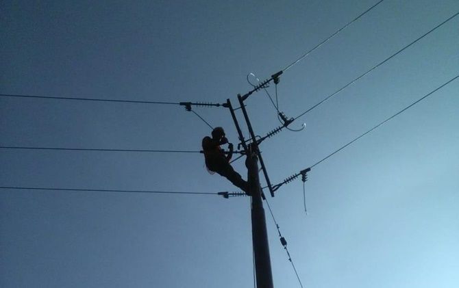 Ilustrasi petugas PLN lakukan perbaikan jaringan listrik. 