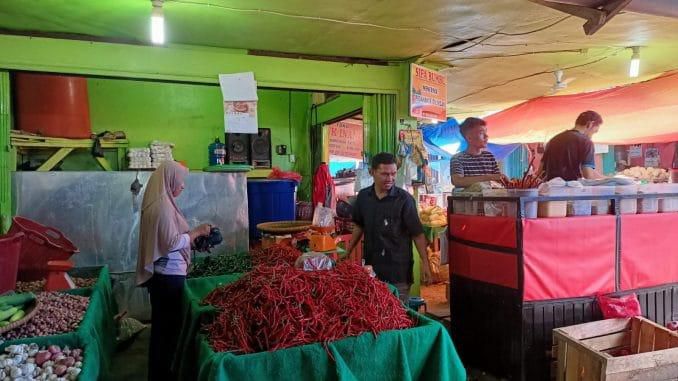 Disperindagnaker Tebo saat memantau harga sembako di di Pasar Sarinah Rimbo Bujang, Tebo. 