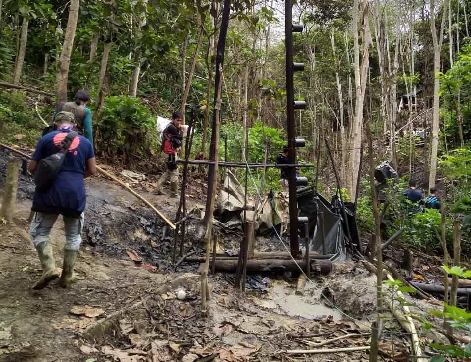 Sumur minyak ilegal yang berada di kawasan Bajubang telah ditutup oleh Ditreskrimsus Polda Jambi dan 17 pelaku berhasil diamankan.