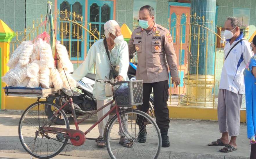 Kapolres Tanjung Jabung Barat AKBP Guntur Saputro menyapa pedagang di Tanjab Barat