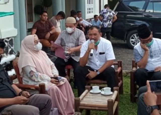JUMPA PERS: Sekda Kerinci, Asraf, didampingi Kepala BPKPD, Nirmala, saat jumpa pers terkait insentif Nakes di rumah dinas wakil bupati Kerinci.