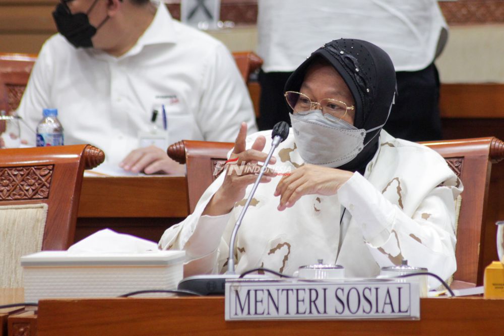 Menteri Sosial Tri Rismaharini mengikuti rapat kerja dengan Komisi VIII DPR di Kompleks Parlemen, Senayan, Jakarta, Kamis (3/6). 