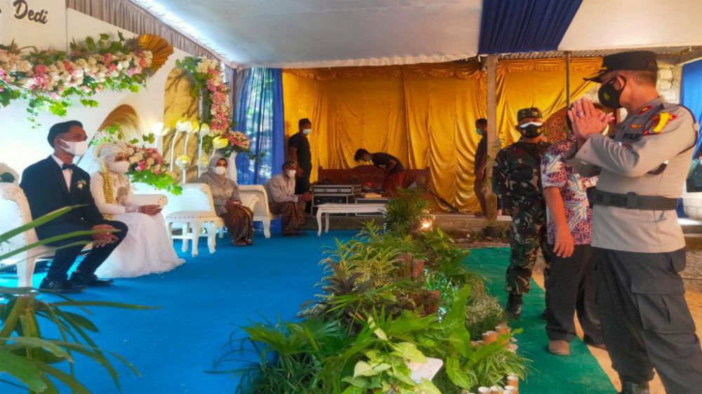 Kegiatan respesi yang dilakukan mempelai positif Covid di Kulonprogo yang dibubarkan petugas gabungan.