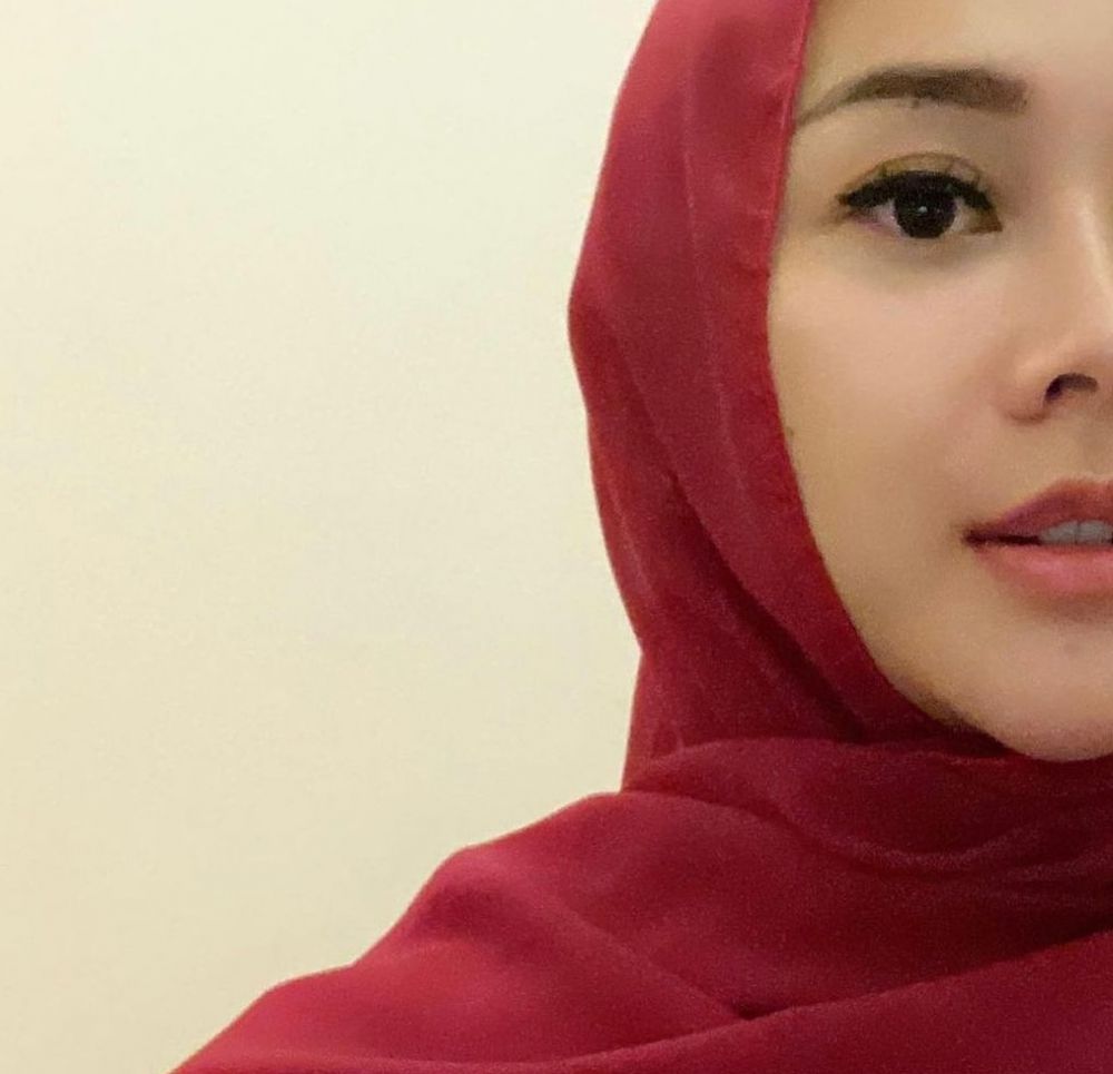 Aura Kasih berhijab.