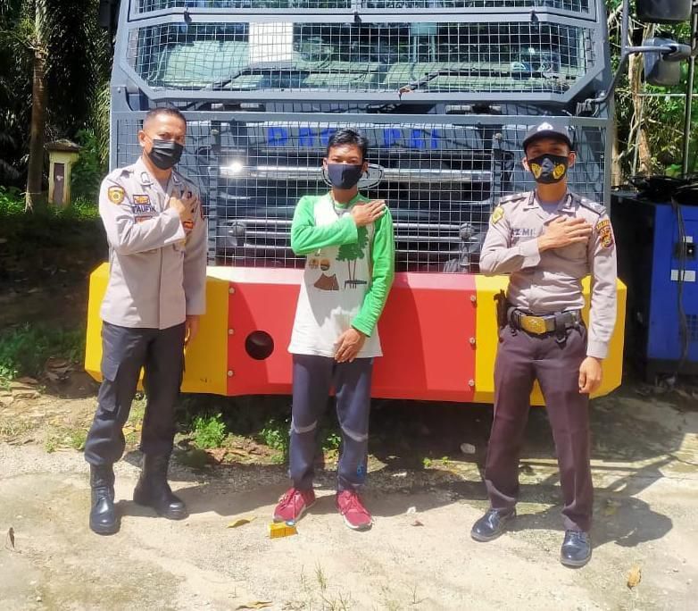 Warga SAD, Perbal Tampung, didampingi Bripka Taufiq usai dinyatakan lulus test Polri.