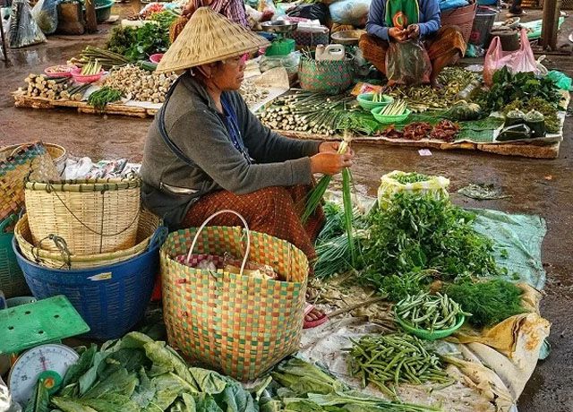 Ilustrasi pedagang sayuran di psaar tradisional saat Covid-19.