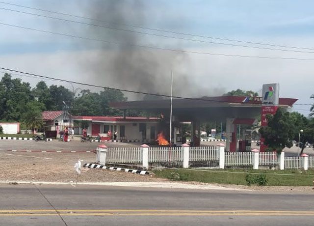 TERBAKAR : SPBU 24.372.23 milik PT Trimutha Jaya Mandiri terbakar, api diduga berasal dari konslet kabel kelistrikan motor yang sedang mengisi BBM

