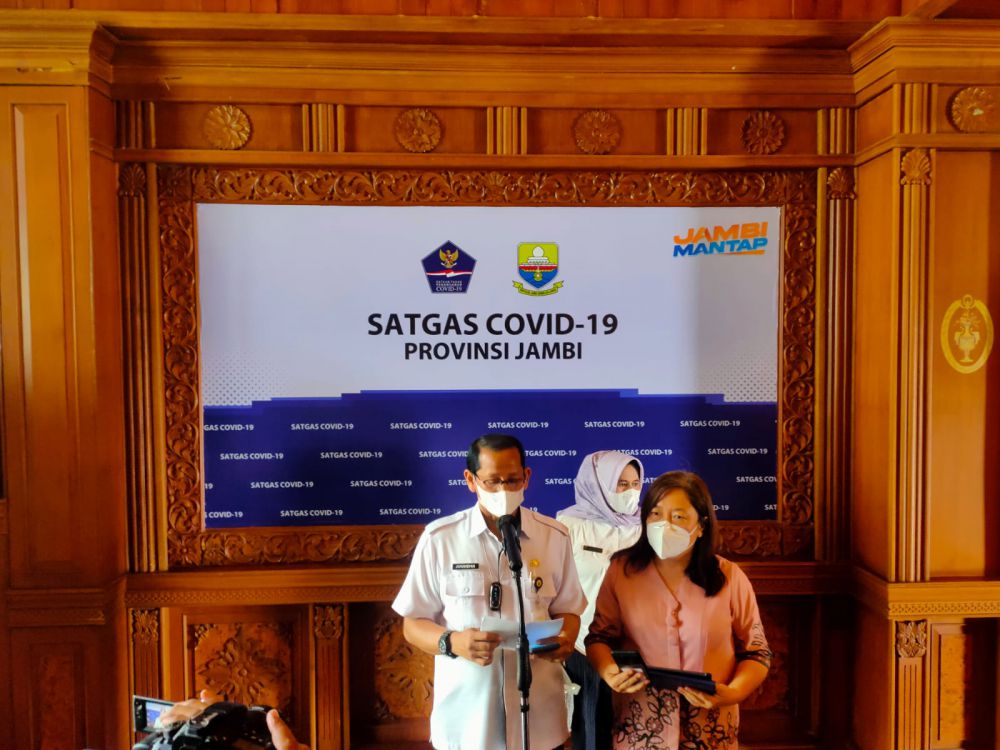 Jubir satgas penanganan Covid-19 Provinsi Jambi Johansyah dan pihak RSUD Raden Mattaher saat jumpa pers.