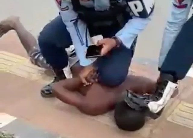 Video viral oknum TNI AU injak kepala warga Papua.
