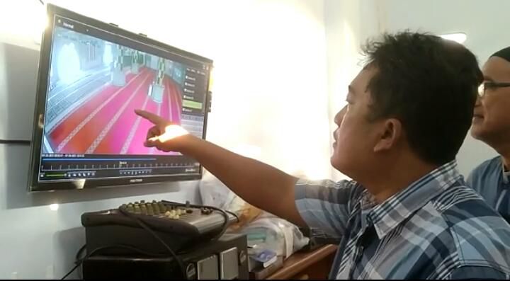 Pelaku pembobol kotak amal yang terekam CCTV saat melancarkan aksinya.