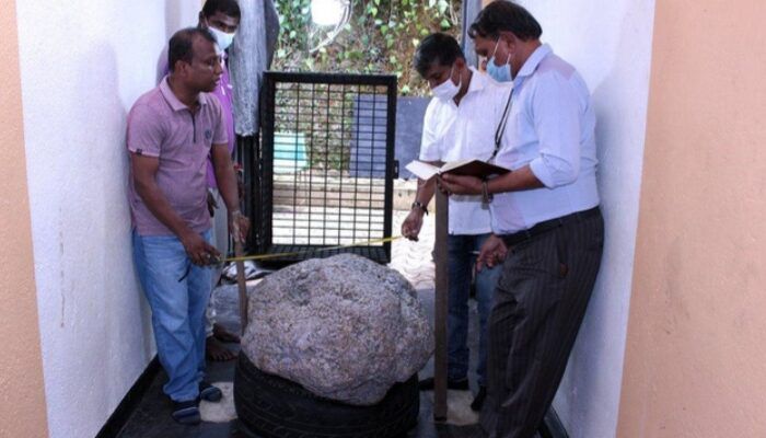 Batu safir bintang terbesar di dunia tanpa sengaja ditemukan oleh seorang penggali sumur di Sri Lanka