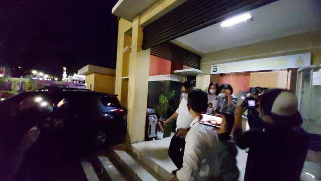 Heriyanti dikawal penyidik keluar dari Gedung Widodo DItreskrimum Polda Sumsel dan masuk ke dalam mobil yang akan mengantarkannnya pulang setelah dimintai keterangan selama 9 jam. Foto : edho/sumeks.co