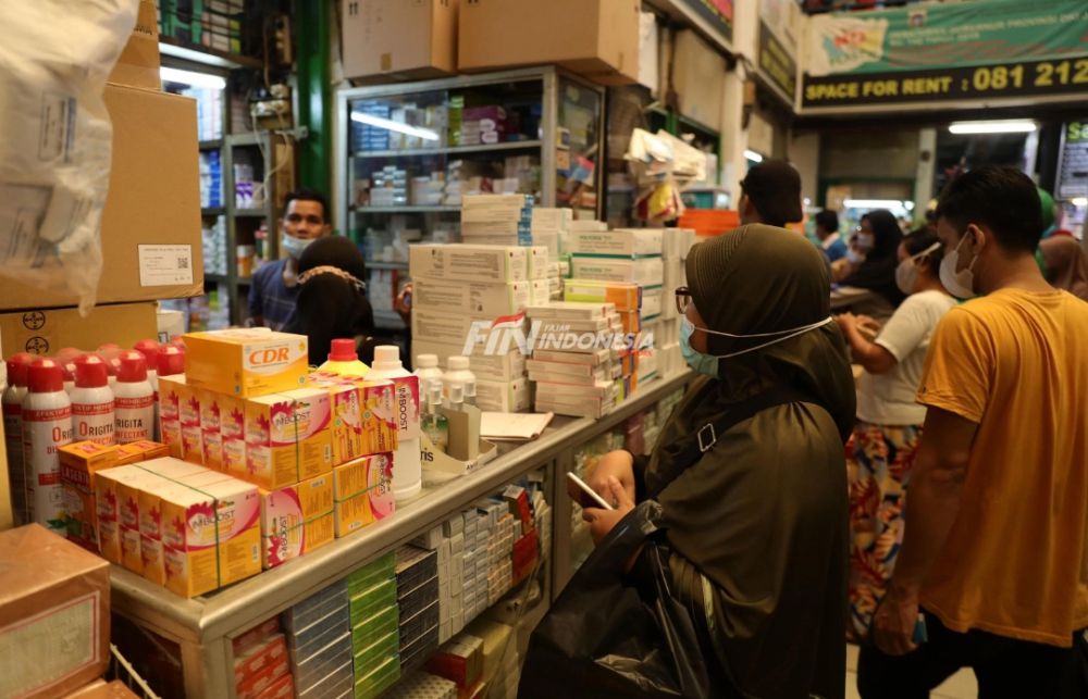 Pedagang melayani pengunjung yang membeli obat dan alat kesehatan di Pasar Pramuka, Jakarta, Kamis (1/7). Tingginya kasus positif Covid-19 di Jakarta membuat penjualan alat kesehatan, obat, dan vitamin di Pasar Pramuka meningkat hingga 100 persen. 