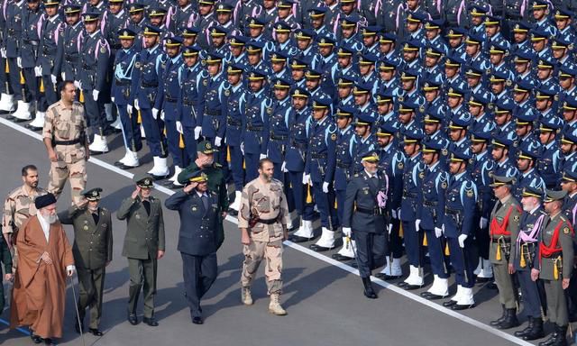 Inspeksi pasukan Iran pada acara wisuda taruna di Kota Teheran, beberapa waktu lalu 
