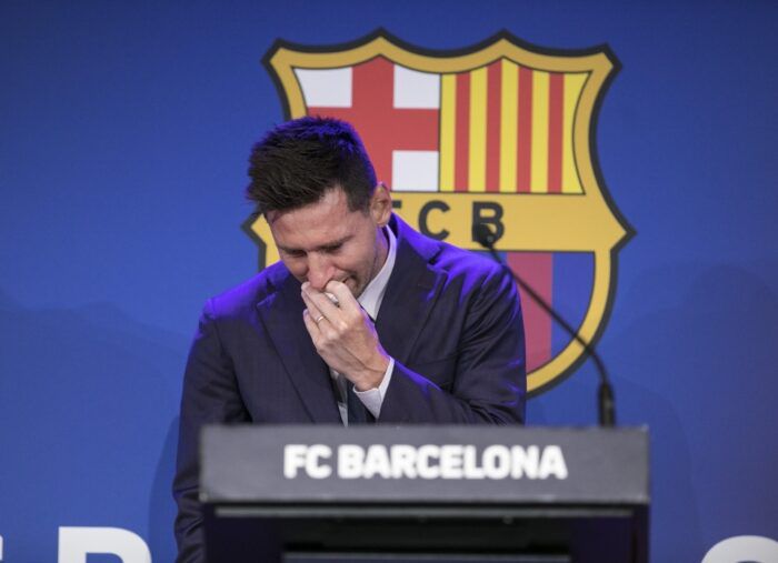 Lionel Messi menangis saat jumpa pers.