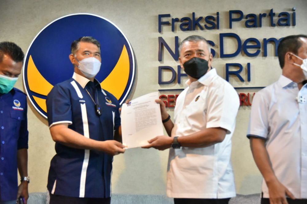 Walikota Jambi Sy Fasha di dampingi anggota DPR RI Hasbi Anshory menerima SK sebagai Ketua NasDem Provinsi Jambi yang diserahkan oleh Wakil Ketua Umum DPP Partai NasDem Ahmad HM Ali di Jakarta, Rabu (11/8/) siang, bersama pengurus DPP lainnya.